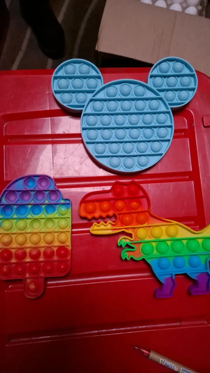 Set de juguetes pop it de silicona en forma de dinosaurio y helado