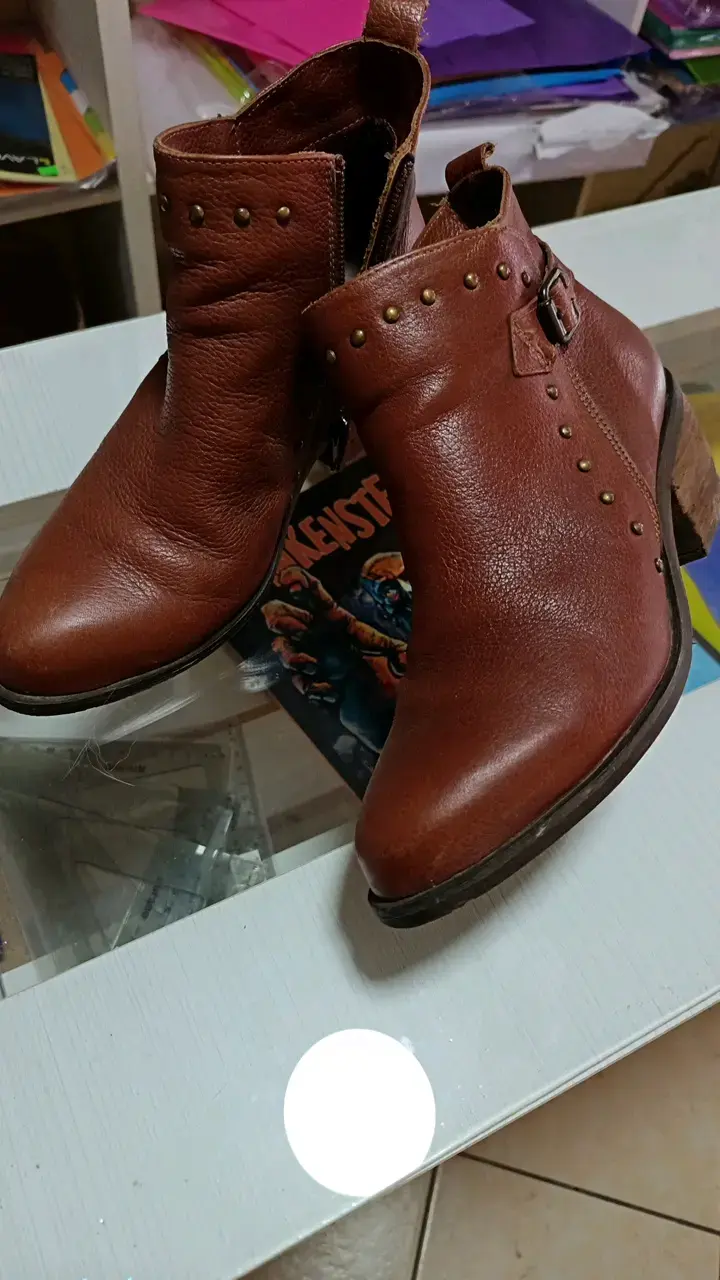 Botines de cuero marrón con tachuelas