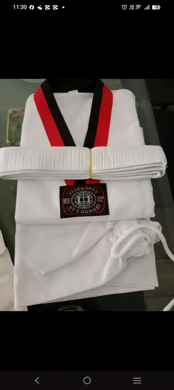 Dobok de Taekwondo con cinturón blanco