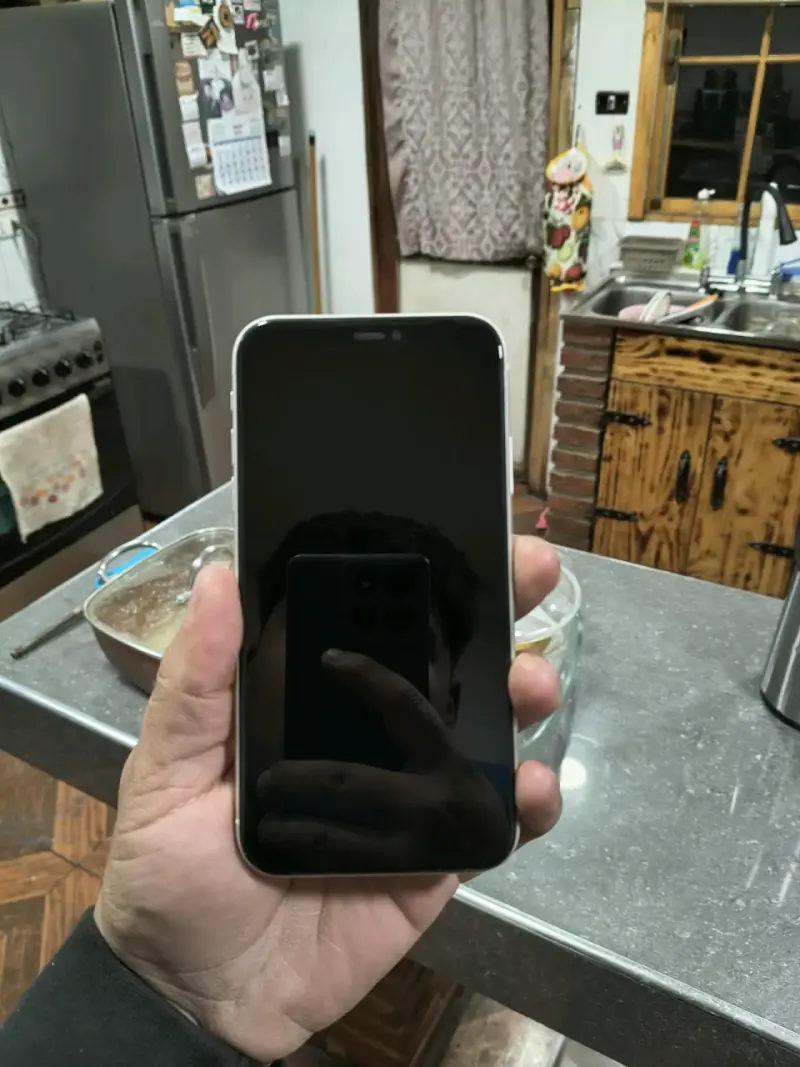 iPhone 11 blanco en buen estado - 1