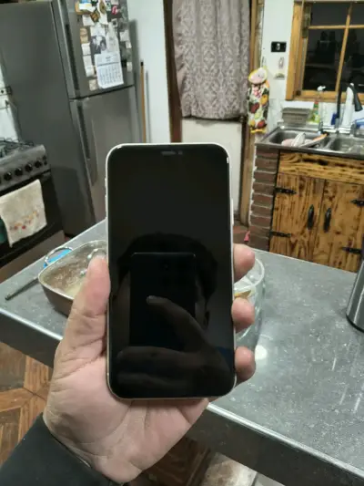 iPhone 11 blanco en buen estado - miniatura 1