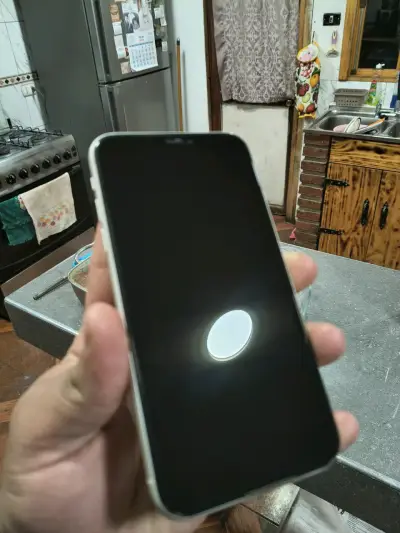 iPhone 11 blanco en buen estado - miniatura 2