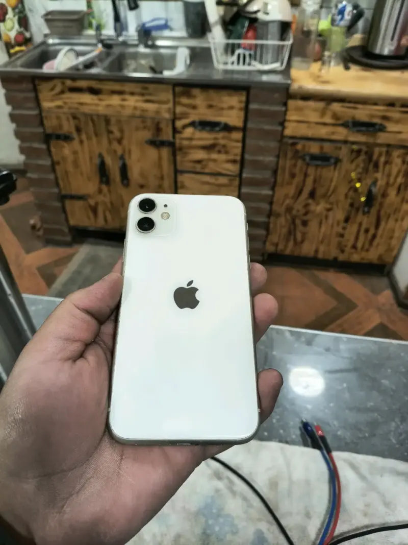 iPhone 11 blanco en buen estado - 3