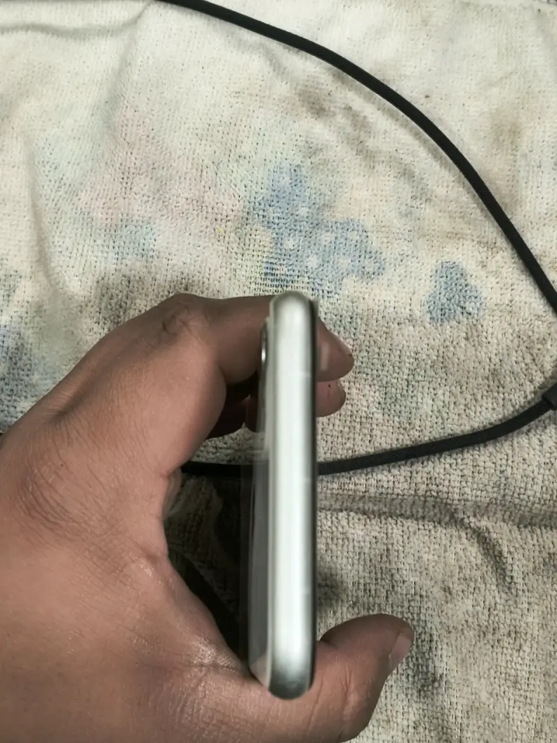 iPhone 11 blanco en buen estado - 5