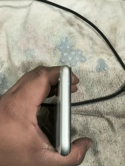 iPhone 11 blanco en buen estado - miniatura 5