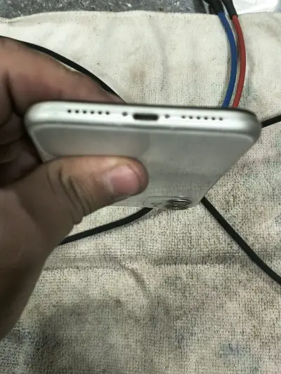 iPhone 11 blanco en buen estado - miniatura 6