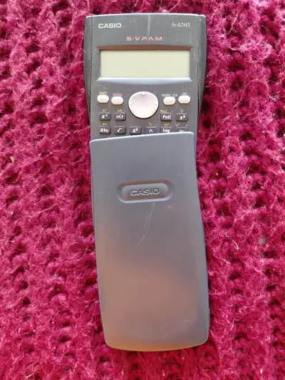 Calculadora científica Casio fx-82MS con tapa protectora - miniatura 1