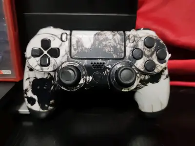 Consola PS4 con juegos y dos controles personalizados - miniatura 2