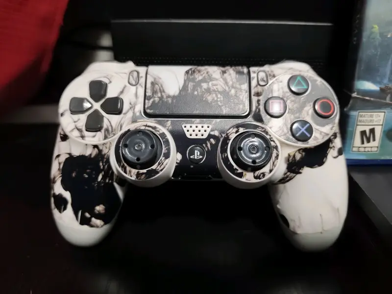 Consola PS4 con juegos y dos controles personalizados - 3