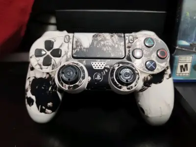 Consola PS4 con juegos y dos controles personalizados - miniatura 3