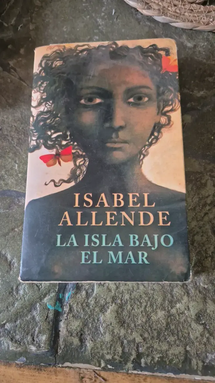 Libro 'La Isla Bajo el Mar' de Isabel Allende - 1