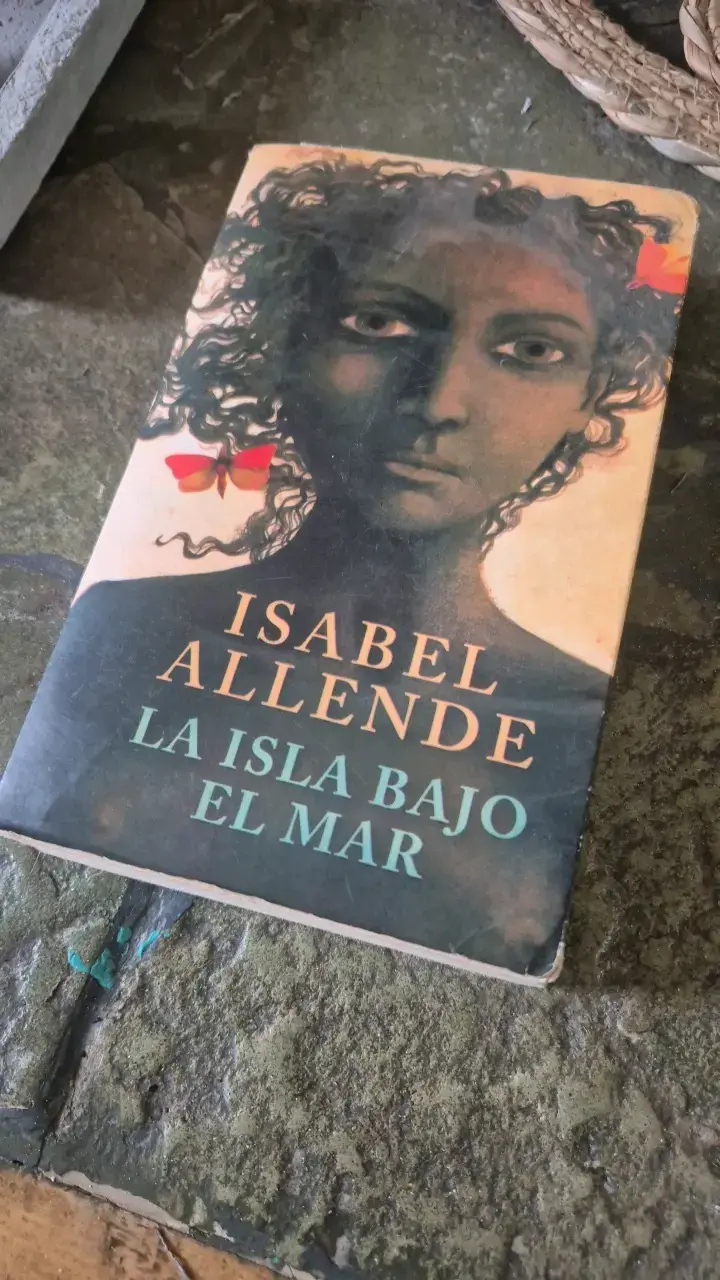 Libro 'La Isla Bajo el Mar' de Isabel Allende - 2