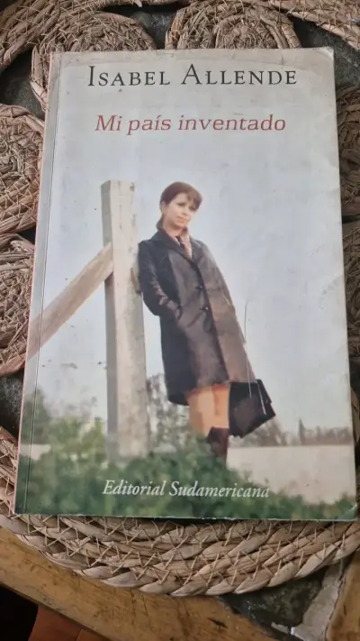 Libro 'Mi país inventado' de Isabel Allende - miniatura 1