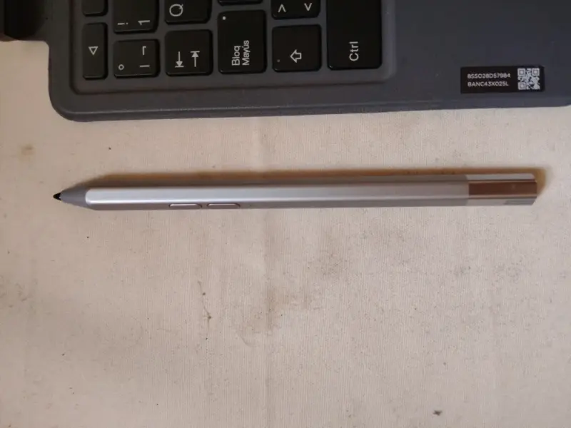 Tablet Lenovo con teclado y lápiz óptico - 4