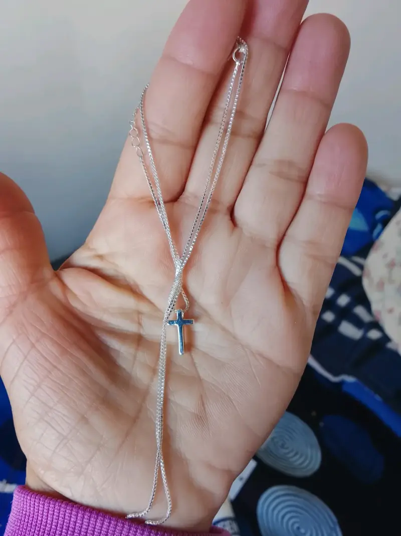 Collar de plata con colgante de cruz