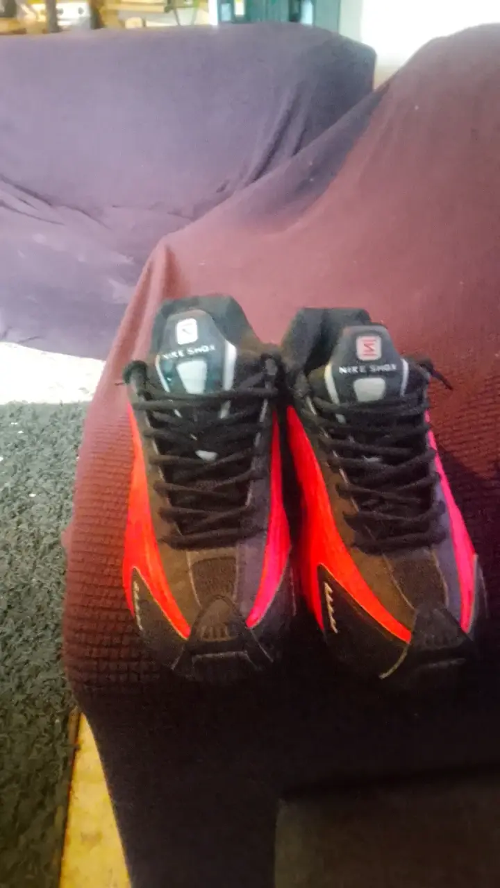 Zapatillas deportivas Nike Shox rojas y negras - 1