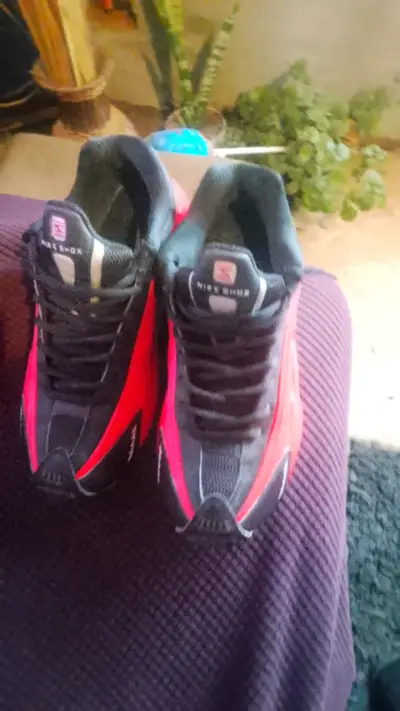 Zapatillas deportivas Nike Shox rojas y negras - miniatura 2