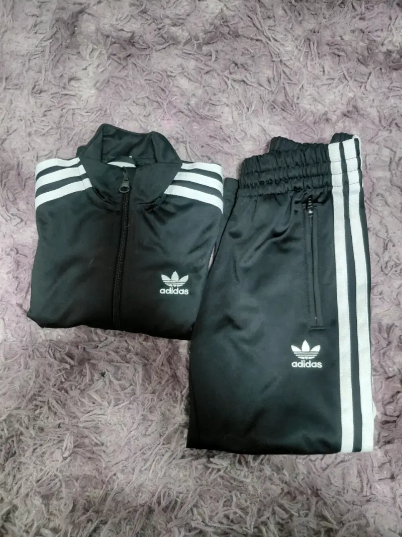Conjunto deportivo infantil Adidas negro con franjas - 1