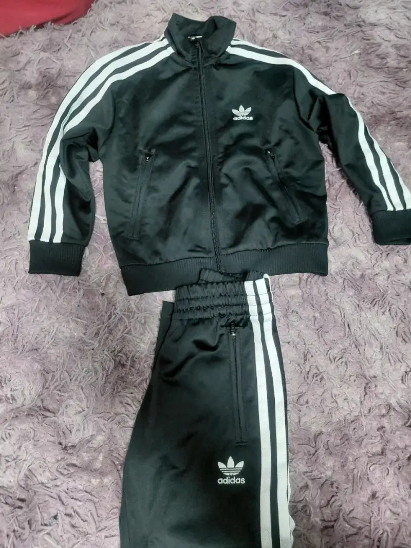 Conjunto deportivo infantil Adidas negro con franjas - 2