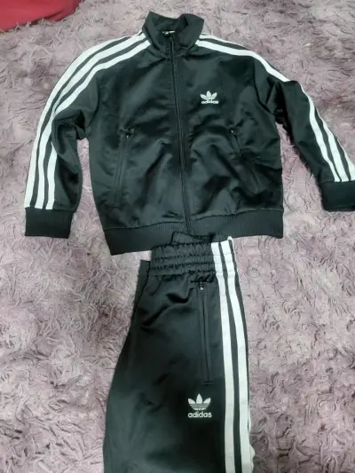 Conjunto deportivo infantil Adidas negro con franjas - miniatura 2