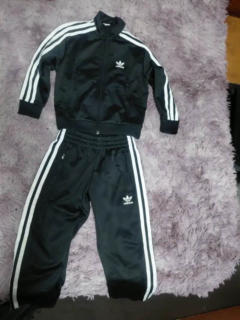 Conjunto deportivo infantil Adidas negro con franjas - 4