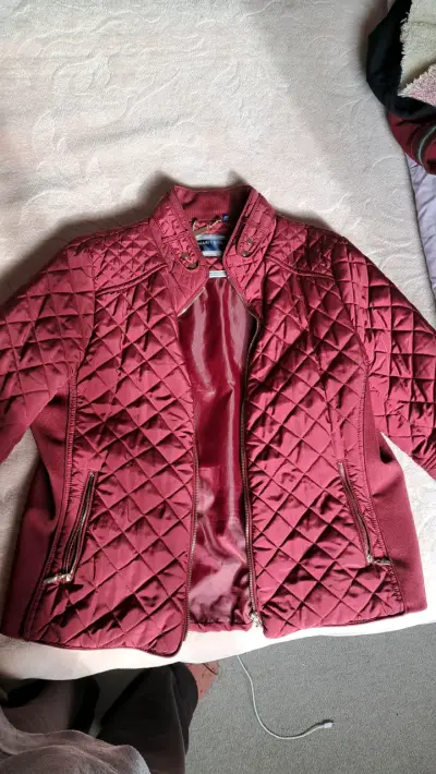 Chaqueta acolchada burdeo con cierre dorado - miniatura 2