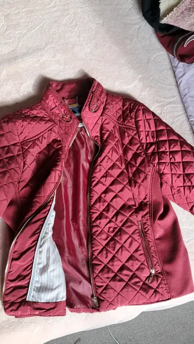 Chaqueta acolchada burdeo con cierre dorado - miniatura 4