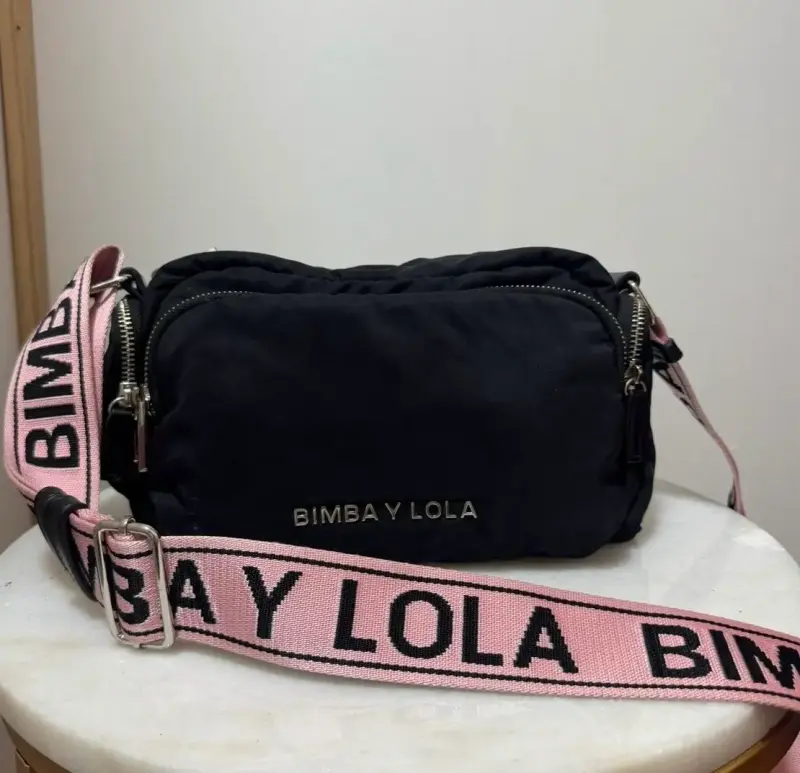 Bolso negro Bimba y Lola con correa ajustable