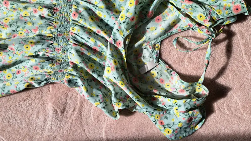 Vestido celeste con flores y cintura elasticada - 2