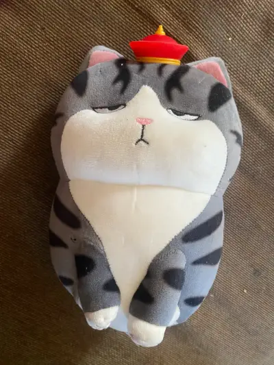 Peluche de gato gris con sombrero rojo - miniatura 1