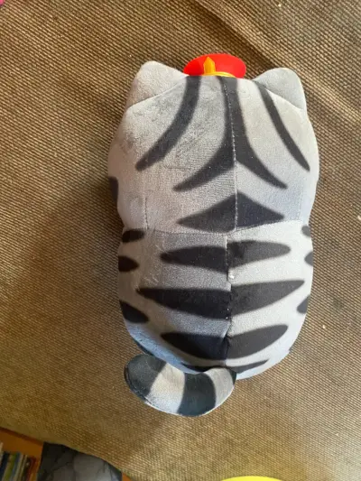 Peluche de gato gris con sombrero rojo - miniatura 2