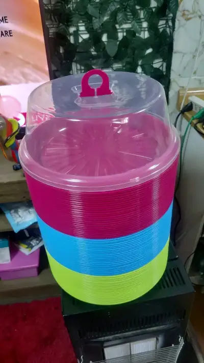 Set de porta queques de plástico en colores - miniatura 3
