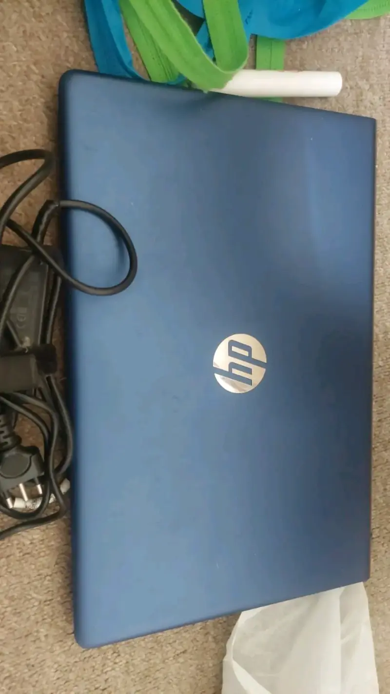 Laptop HP Pavilion con procesador AMD - 1