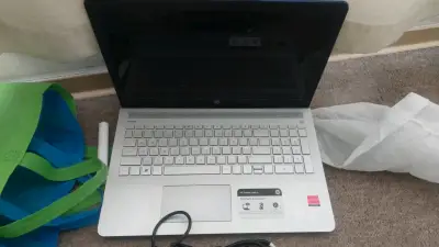 Laptop HP Pavilion con procesador AMD - miniatura 2