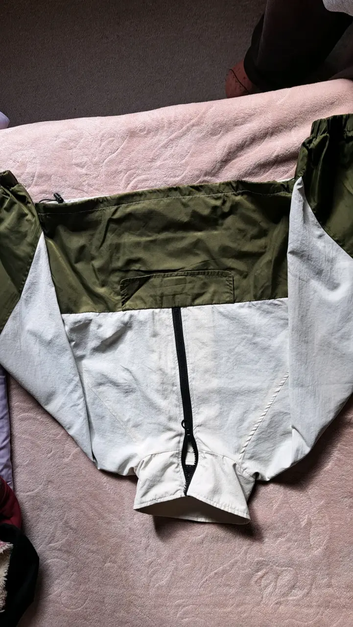 Cortaviento verde y beige con medio cierre - 2