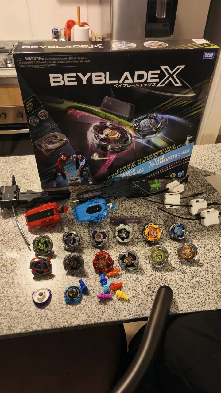 Kit Beyblade X con Accesorios - 1