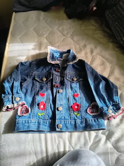 Chaqueta de mezclilla para niña con bordados florales - miniatura 1