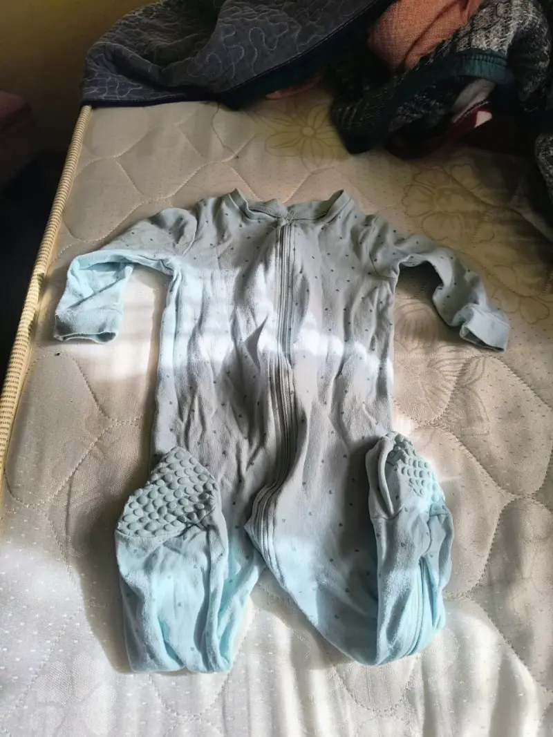 Chaqueta de mezclilla para niña con bordados florales - 2