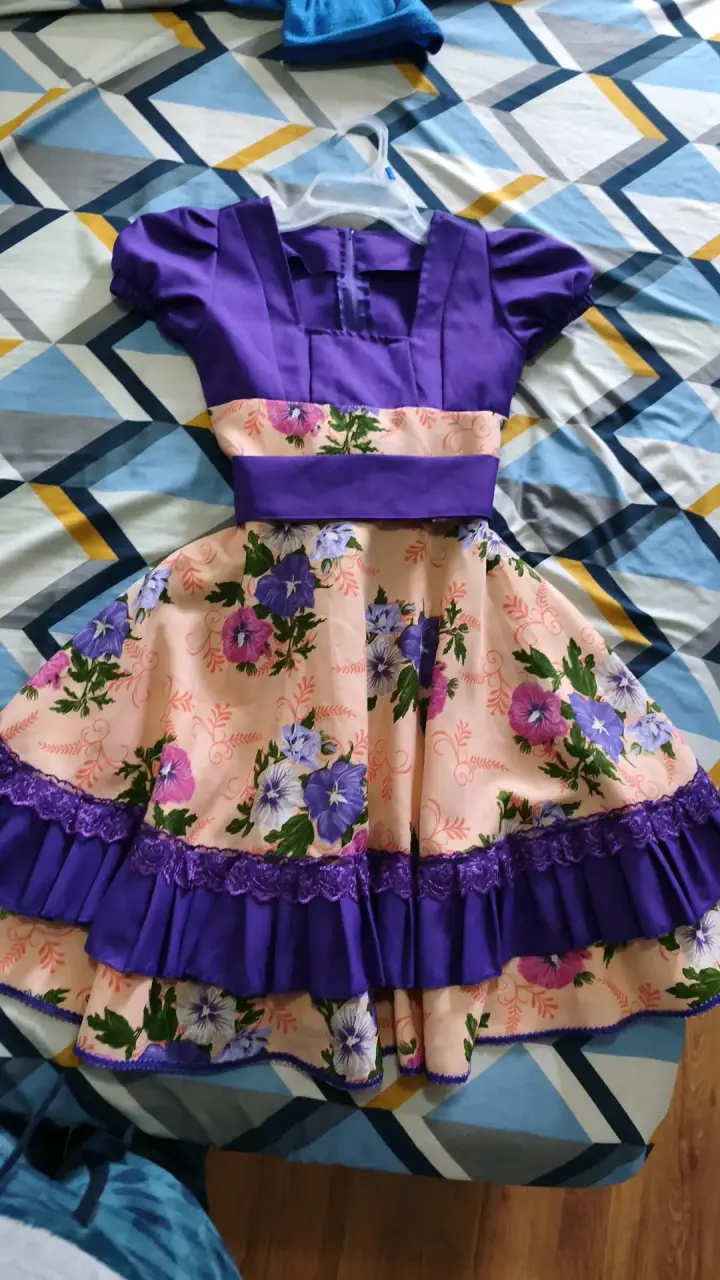 Vestido floral para niña con detalles morados - 1
