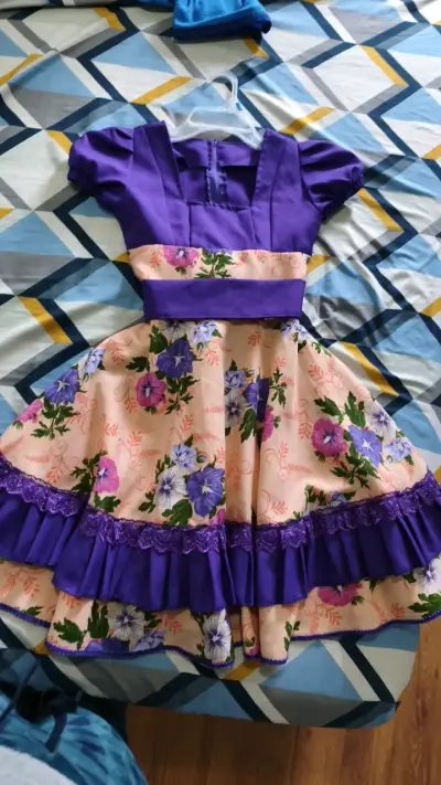 Vestido floral para niña con detalles morados - miniatura 1