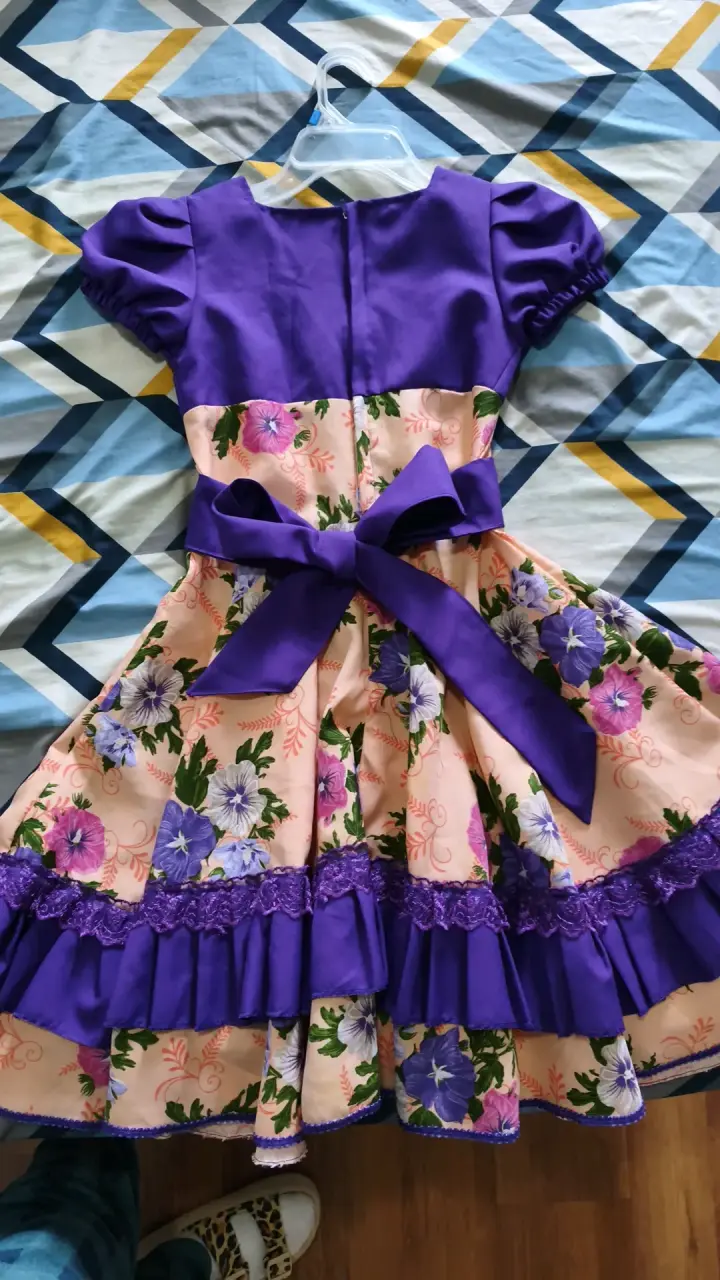 Vestido floral para niña con detalles morados - 2