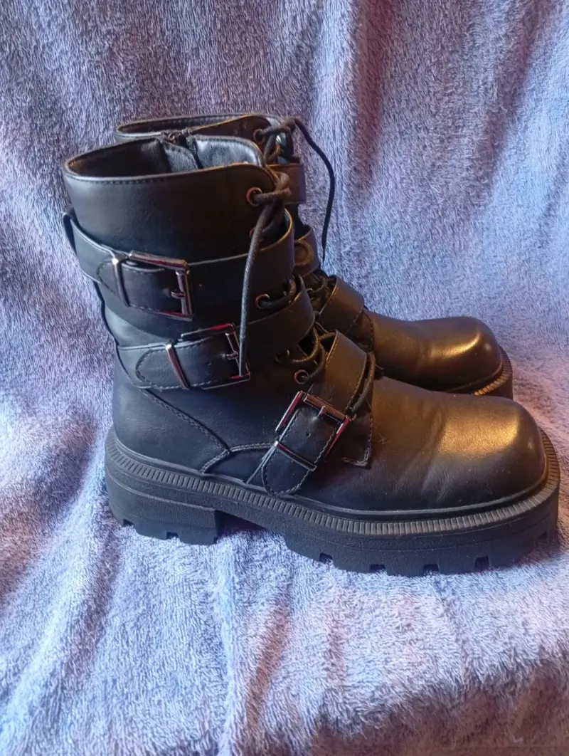 Botas de cuero negro con hebillas estilo militar - 1