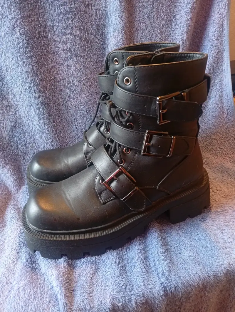 Botas de cuero negro con hebillas estilo militar - 3