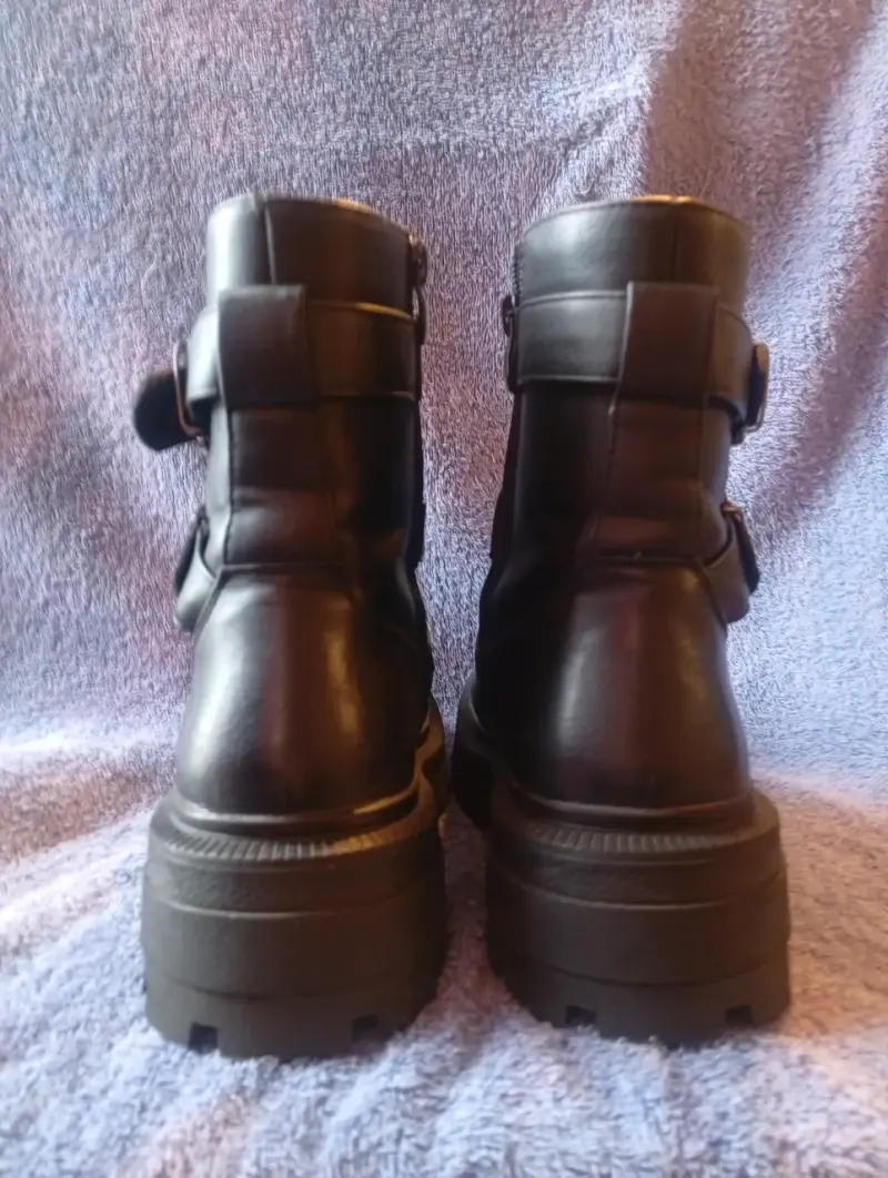 Botas de cuero negro con hebillas estilo militar - 4