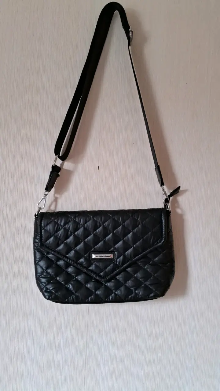 Cartera negra acolchada con correa ajustable