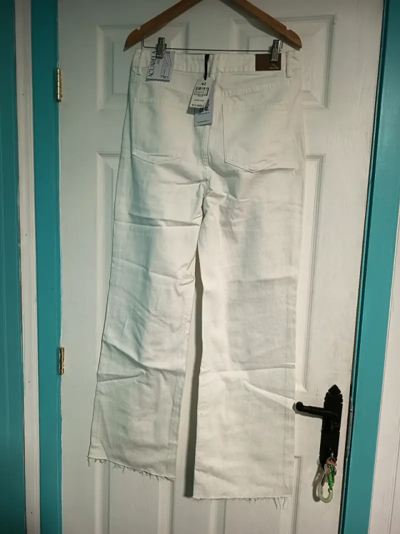 Jeans acampanado azul y recto blanco - 2