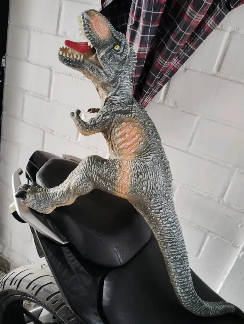 Figura de dinosaurio T-Rex de juguete - 2