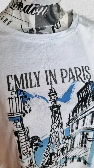 Polera blanca 'Emily in Paris' con diseño - miniatura 3
