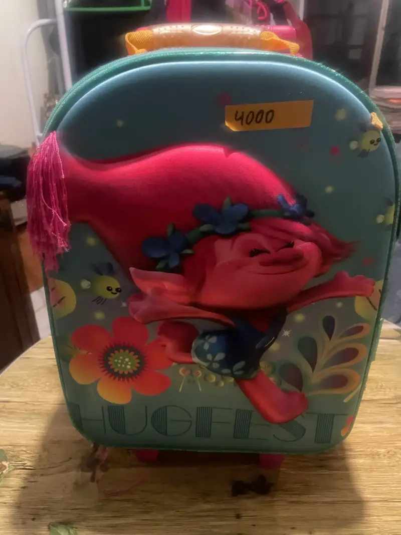 Maleta infantil Trolls con diseño colorido