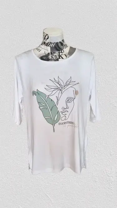 Polera blanca con diseño artístico de hojas - 1